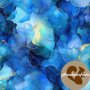 Könnte beinhalten: Abstrakter Kunstdruck mit einer Mischung aus Blau- und Goldtönen. Das Design zeigt fließende, aquarellartige Muster mit goldenen Adern. Die Farbpalette umfasst tiefe Marine-, Türkis- und hellblaue Farbtöne.