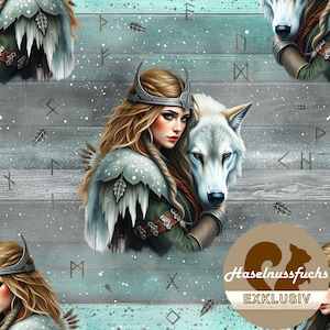 Könnte beinhalten: Digitales Kunstwerk einer Frau mit blonden Haaren, einer silbernen Krone und einem Wolf. Die Frau trägt ein grünes und weißes Outfit. Der Hintergrund ist ein hellblaues Holzmaserungsmuster mit Runen und Blättern. Fantasy-Thema.