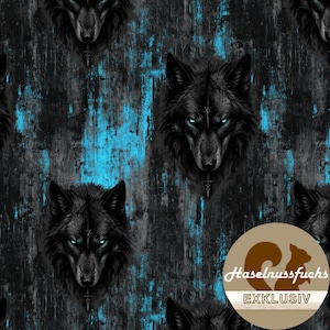 Könnte beinhalten: Ein Stoffmuster mit wiederkehrenden schwarzen Wolfsköpfen mit leuchtend blauen Augen vor einem strukturierten Hintergrund in Schwarz und leuchtendem Blau. Ein rundes beiges Logo mit brauner Eichhörnchen-Silhouette und dem Text Haselnussfuchs EXKLUSIV.