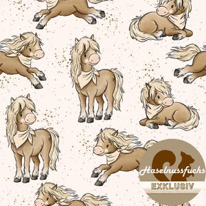 Könnte beinhalten: Ein sich wiederholendes Muster aus Zeichentrick-Ponys auf hellbeigem Hintergrund mit braunen Sprenkeln. Jedes Pony ist hellbraun mit cremefarbener Mähne, Schweif und Halstuch. Ein kreisförmiges Logo in der Ecke zeigt eine Eichhörnchen-Silhouette und den Text Haselnussfuchs EXKLUSIV.