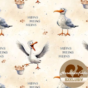 Könnte beinhalten: Ein verspieltes Muster mit Cartoon-Möwen, Fischen und dem Text "MEINS" auf hellbeigem Hintergrund mit blauen Tupfen. Die Möwen haben offene Schnäbel und ausgebreitete Flügel. Ein Logo mit einem Eichhörnchen befindet sich unten rechts.