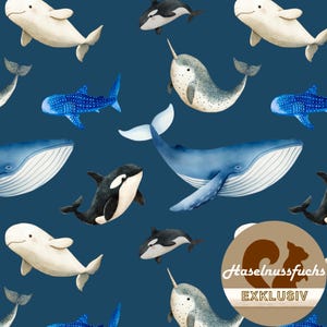 Könnte beinhalten: Ein marineblauer Stoff mit einem sich wiederholenden Muster von Walen, darunter Orcas, Belugas und Buckelwale. Die Wale sind in Blau-, Weiß- und Schwarztönen dargestellt und schaffen eine verspielte Unterwasserszene. Das Design beinhaltet einen Narwal und einen Walhai.