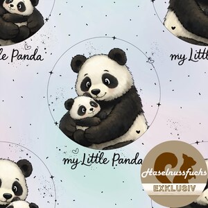 Op de afbeelding: Een herhalend patroon met een moederpanda die een baby-panda omhelst, tegen een zachte blauwe en roze gradiënt achtergrond. De woorden "my Little Panda" zijn geschreven in een scriptlettertype. Het ontwerp bevat kleine hartjes en kruisvormen.