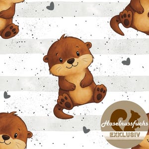 Op de afbeelding: Een herhalend patroon met bruine cartoonotters op een witte achtergrond met grijze strepen en kleine grijze hartjes. De otters lachen. Het ontwerp bevat de tekst "Haselnussfuchs EXKLUSIV".