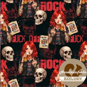 Op de afbeelding: Een herhalend patroon met een vrouw met rood haar, tatoeages en bier, samen met schedels, speelkaarten en de woorden "ROCK" en "FUCK OFF" in het rood op een zwarte achtergrond. De afbeelding heeft een rock and roll thema.