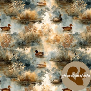 Könnte beinhalten: Aquarellmuster mit Enten, die in einem Teich schwimmen, umgeben von Schilf und Blättern. Die Farbpalette umfasst Brauntöne, Blau und Gold, wodurch eine ruhige und naturalistische Szene entsteht. Das Bild hat eine malerische Qualität.