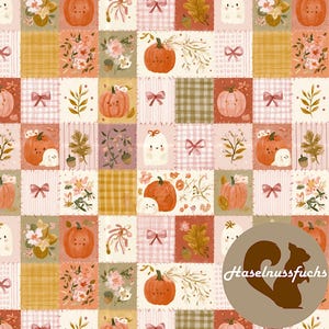 Op de afbeelding: Een stofpatroon met een patchwork-raster van vierkanten met illustraties van oranje pompoenen, kleine witte spookjes, roze strikjes, herfstbladeren, eikels en bloemen in tinten oranje, roze en beige. Een bruin eekhoornlogo met de tekst Haselnussfuchs.