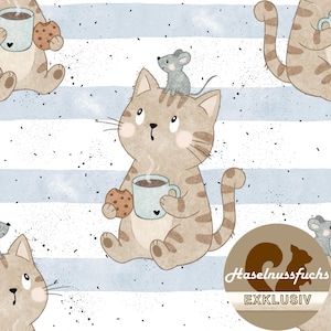 Op de afbeelding: Een herhalend patroon met cartoonkatten met koffiemokken en koekjes, en een muis op de kop van een kat. De achtergrond heeft blauwe en witte strepen met zwarte spikkels. De tekst "Haselnussfuchs EXKLUSIV" is inbegrepen.
