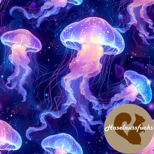 Op de afbeelding: Een digitale illustratie van verschillende gloeiende kwallen in tinten paars, blauw en roze tegen een donkerblauwe achtergrond. De kwallen hebben doorschijnende lichamen en lange, vloeiende tentakels. De afbeelding heeft een dromerige, etherische kwaliteit.