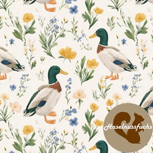 Op de afbeelding: Een herhalend patroon met aquarel illustraties van eenden, gele en blauwe wilde bloemen en groen gebladerte op een crèmekleurige achtergrond. De eenden hebben groene koppen, bruine borst, witte lichamen en oranje voeten. Het ontwerp bevat een cirkelvormig logo met een eekhoorn.