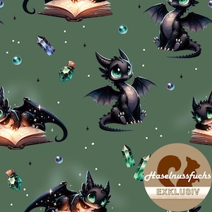 Op de afbeelding: Een herhalend patroon met zwarte draken met groene ogen, open boeken, kristallen en drankflesjes op een groene achtergrond. De draken hebben vleugels en bevinden zich in verschillende poses. De afbeelding heeft een fantasiethema.
