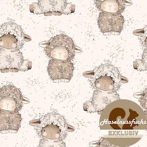 Może przedstawiać: Powtarzający się wzór z kreskówkowymi owcami w różnych pozach. Owieczki mają puszystą, kręconą wełnę w odcieniach brązu i bieli, z jasnobrązowymi pyszczkami i małymi uszami. Tło jest jasnobeżowe z rozrzuconymi plamkami. Obraz zawiera tekst "Haselnussfuchs EXKLUSIV".