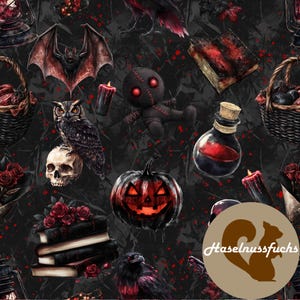 Op de afbeelding: Een donker, gotisch patroon met verschillende Halloween-elementen. Het ontwerp bevat een uitgesneden pompoen, een zwarte voodoopop, een vleermuis, een uil op een schedel en een drankfles. Rode accenten en een donkere achtergrond creëren een spookachtige sfeer.