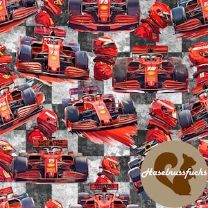 Op de afbeelding: Een herhalend patroon met rode Formule 1-raceauto's en coureurs met helmen. De auto's hebben de nummers 5, 15 en 75. De achtergrond is een zwart-wit geblokt patroon. Een bruine cirkel met een eekhoornlogo staat rechtsonder.