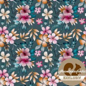 Könnte beinhalten: Ein sich wiederholendes Blumenmuster mit Aquarellblumen in Rosa, Pfirsich und Weiß auf einem dunkelblauen Hintergrund. Das Design enthält türkisfarbene und orangefarbene Blätter und schafft ein botanisches Thema.