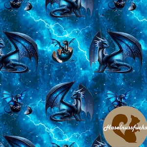 Könnte beinhalten: Ein sich wiederholendes Muster mit dunkelblauen Fantasy-Drachen vor einem leuchtend blauen Hintergrund mit Blitzen und Sternen. Einige Drachen schlüpfen aus Eiern und haben detaillierte Flügel. Das Design hat ein Fantasy-Thema.