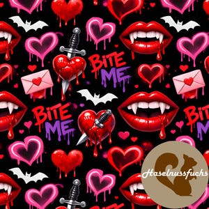 Op de afbeelding: Een herhalend patroon op een zwarte achtergrond met rode lippen met hoektanden, druipend bloed, harten, vleermuizen en dolken door harten. De woorden "Bite Me" zijn in paars en rood. Een roze envelop met een hart is ook aanwezig.