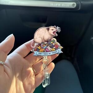 Bobine d'insigne d'opossum ne touche pas ma poubelle, clip de support d'identité rétractable d'opossum de sifflement drôle, humour de bureau de professeur de personnel médical d'infirmière
