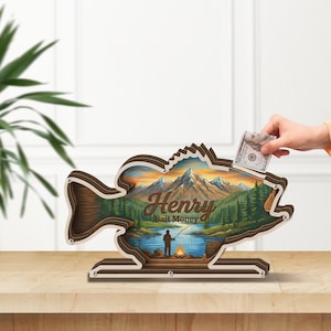 Alcancía de madera personalizada: forma de pez, paisaje de lago y montaña, con nombre personalizado.