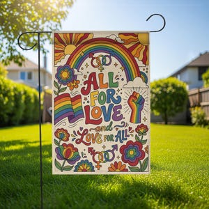 Puede incluir: Una bandera de jardín con un diseño colorido que presenta un arcoíris, flores y el texto "ALL FOR LOVE and LOVE FOR ALL". La bandera incluye una bandera arcoíris, un puño en alto y símbolos de igualdad de género. La bandera está en un jardín soleado.