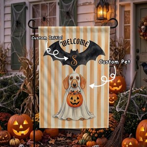 Kundenspezifische Anfangsmonogramm-Halloween-Garten-Flagge: Geisterhund, Fledermaus-Willkommensschild