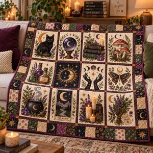 Könnte beinhalten: Eine gesteppte Tagesdecke mit einem Raster aus zwölf illustrierten Feldern mit mystischen Motiven, darunter eine schwarze Katze, eine Kristallkugel, Bücherstapel mit der Aufschrift Spells, Potions, Herbs, Pilze, Zaubertränke, ein Mond, Hände, ein Nachtfalter, ein Kessel, die Tarotkarte The Moon, Kerzen und Lavendel mit einem Anhänger mit der Aufschrift Good Magic.