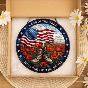 Patriottische glazen zonnevanger – Land of the Free Memorial Hangend decor met vlag, laarzen en klaprozen, VS eerbetooncadeau