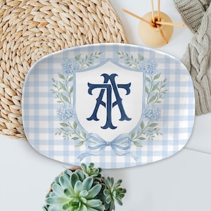 Bandeja ovalada personalizada: diseño de cuadros azules con monograma personalizado, escudo y hortensias, bandeja para servir con flores, regalo elegante.