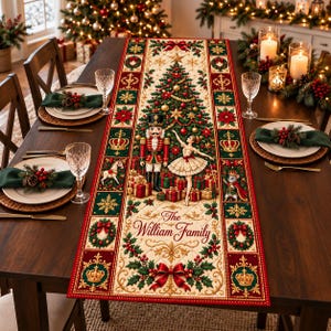 Könnte beinhalten: Ein rechteckiger Weihnachts-Tischläufer mit einem Nussknacker, einer Ballerina und einem geschmückten Baum in der Mitte. Das Design zeigt rote, grüne und goldene Ränder mit Kronen, Kränzen und Schneeflocken. Der Text lautet The William Family.