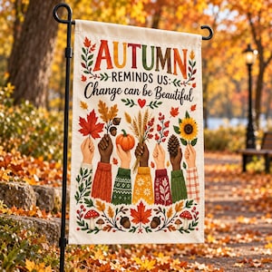以下が含まれることがあります： 「AUTUMN REMINDS US: Change can be Beautiful」という文字が書かれた長方形のガーデンフラッグ。カボチャ、小麦、葉、ベリー、ヒマワリなどの季節のアイテムを持つ多様な手と、秋の植物のイラストが描かれています。