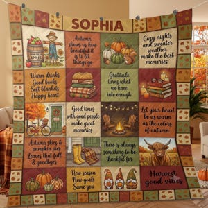 Pode incluir: Uma colcha personalizada com o nome SOPHIA e uma grade de ilustrações com tema de outono, incluindo abóboras, um espantalho, uma bicicleta, uma fogueira e uma vaca highland, acompanhadas por várias frases sazonais em tons quentes.