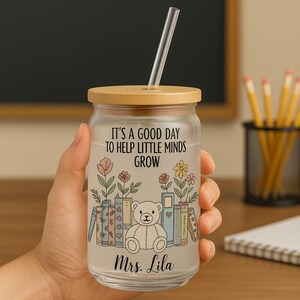 Personalized Teacher Gift Sipper Glass 16oz - &quot;It&#39;s a Good Day to Help Little Minds Grow&quot; with Custom Name - Cute Bear & Books Design
