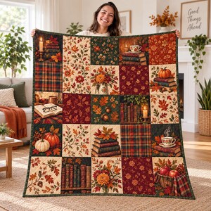 Könnte beinhalten: Eine rechteckige Steppdecke mit einem Patchwork-Design aus herbstlichen Quadraten. Das Muster zeigt Illustrationen von Kürbissen, Bücherstapeln, bunten Herbstblättern, karierten Stoffmustern, Blumenarrangements und dampfenden Teetassen.