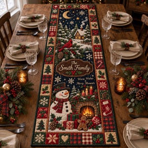 Könnte beinhalten: Ein rechteckiger Tischläufer aus Stoff mit einer Winterszene, die einen Schneemann, einen Kamin, einen Kardinal und eine Mondsichel zeigt. Der Text lautet The Smith Family, Warm Wishes und Merry Moments. Der Rand hat ein rot-grünes Karomuster.