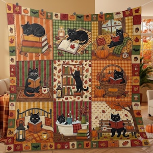 Könnte beinhalten: Eine gesteppte Tagesdecke mit einem Raster aus neun Feldern, die schwarze Katzen in herbstlichen Szenen zeigen. Die Motive umfassen Katzen beim Lesen, auf Bücherregalen, in einer Badewanne und auf Möbeln, umgeben von Kürbissen und Herbstlaub.