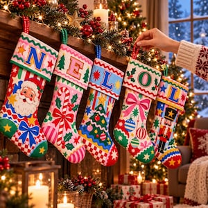 Può includere: Cinque calze natalizie colorate appese in fila, ognuna con una lettera in alto che compone la scritta N-E-L-O-L. Le calze presentano motivi festivi tra cui Babbo Natale, un bastoncino di zucchero, un albero, decorazioni e un soldatino schiaccianoci.