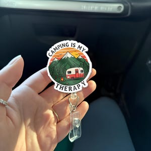 Le camping, c'est ma thérapie | Porte-cartes d'identité rétractable pour camping-car RV Mountain mignon | Cadeau pour infirmière | Cadeau pour professeur | Accessoire amateur d'extérieur