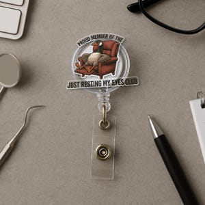 Bobine de badge amusante « Je me repose les yeux » – Porte-carte d'identité rétractable humoristique pour les infirmières, les enseignants, les collègues de bureau et le personnel somnolent