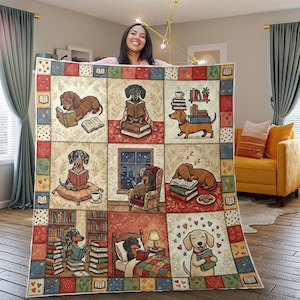 Puede incluir: Una colcha de retazos colorida con perros salchicha leyendo libros en varias escenas. La colcha tiene un fondo crema con cuadrados de diferentes patrones y colores, incluyendo corazones, libros y diseños florales. Los perros salchicha se representan en diferentes poses, algunos con gafas.