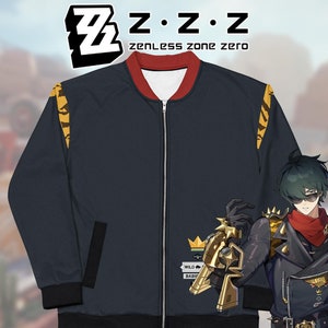 Puede incluir: Una chaqueta bomber negra con una cremallera roja y mangas con estampado amarillo y negro. La chaqueta presenta un gráfico de un personaje que sostiene un arma con el texto "WILD BASIS" en un cartel. El texto "Z.Z.Z. ZENLESS ZONE ZERO" está impreso en la esquina superior izquierda de la imagen.