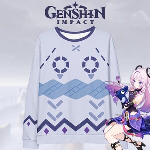 Può includere: Una felpa di colore azzurro chiaro con un motivo geometrico e il testo "Genshin Impact". La felpa presenta un motivo a onde blu e bianco, un motivo geometrico blu scuro e un motivo a rombi bianco e blu scuro. Un personaggio anime con i capelli viola indossa un abito viola e blu e tiene in mano una creatura blu e bianca.