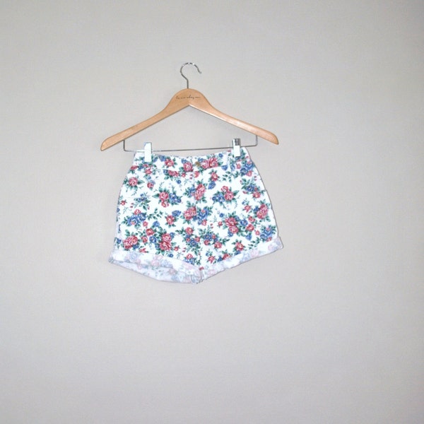80s denim shorts // floral print // white denim vintage shorts xxs