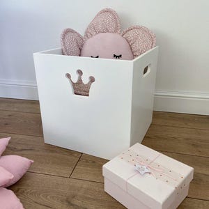 Almacenamiento de juguetes personalizado: caja de madera personalizada para niños, decoración Montessori para habitaciones y salas de juegos, organizador de juguetes, regalo perfecto para nuevas mamás y niños.