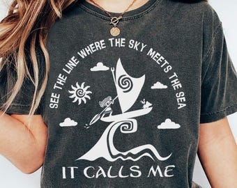 Camiseta Moana It Calls Me, Camiseta Sky Meets The Sea, Camiseta para viaje a Disneyland, Camiseta para crucero Disney, Top con silueta de Moana, Camiseta para vacaciones familiares en Disney