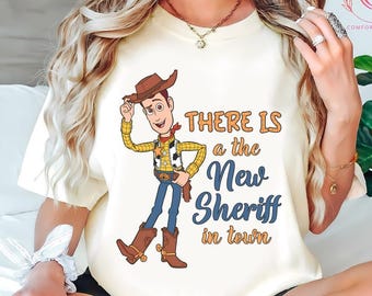 Benutzerdefinierte Name Toy Story Woody ist der neue Sheriff in der Stadt Shirt, Disney personalisierte Shirts, Disneyland Familien Reise Shirt, Geburtstagsgeschenk T-Shirt