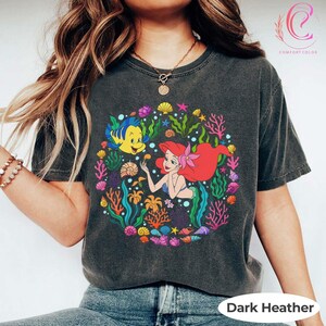 Maglietta Disney Ariel Flounder, Maglietta La Sirenetta, Magliette a tema marino, Outfit per viaggio a Disneyland, Regalo per amanti delle sirene, Maglietta con grafica di coralli oceanici immagine 3