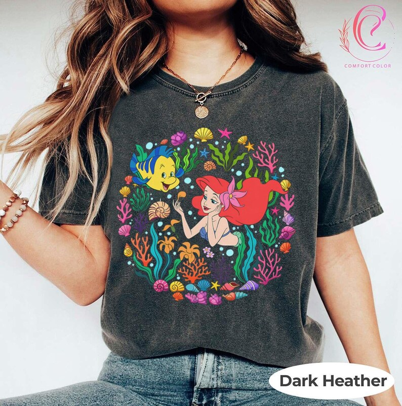 Maglietta Disney Ariel Flounder, Maglietta La Sirenetta, Magliette a tema marino, Outfit per viaggio a Disneyland, Regalo per amanti delle sirene, Maglietta con grafica di coralli oceanici immagine 3