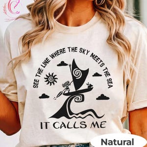 以下が含まれることがあります： クリーム色、ライトグレー、ダークグレーの3色の、まだら模様のマット仕上げのセラミックマグのセット。各マグはシンプルでミニマルなデザインで、丸みを帯びたハンドルが付いています。