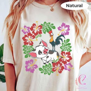 Może przedstawiać: Rustykalny drewniany znak z napisem "Welcome to our home" w stylu ręcznym. Znak ma postarzaną powierzchnię i prosty, zachęcający design, idealny do dekoracji wejścia.