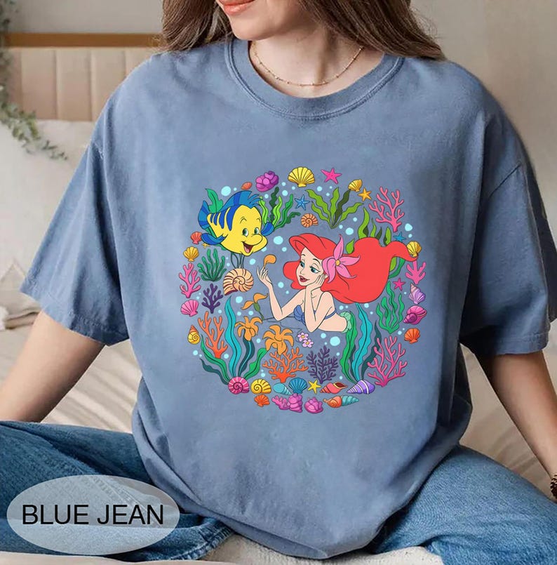 Maglietta Disney Ariel Flounder, Maglietta La Sirenetta, Magliette a tema marino, Outfit per viaggio a Disneyland, Regalo per amanti delle sirene, Maglietta con grafica di coralli oceanici immagine 9